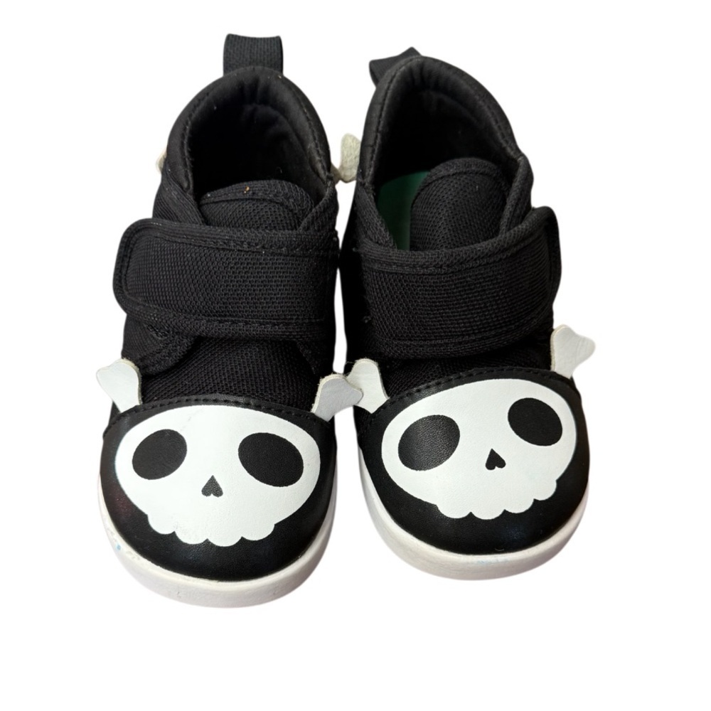 Ikiki Skull & Cross Bones Squeaky Pirates Shoes-Size 4